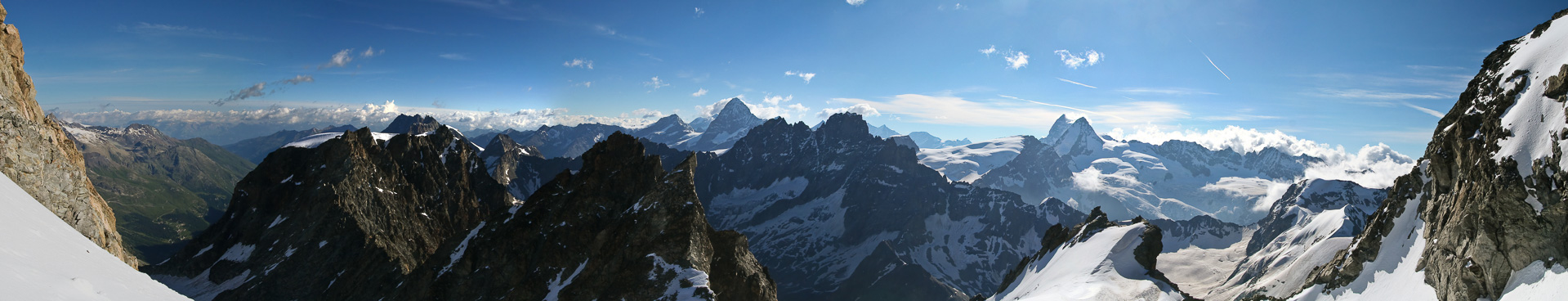 Die Gipfelfelsen waren zu brüchig: Daher von unterhalb der Blick auf Dent Blanche, Matterhorn und Co..
