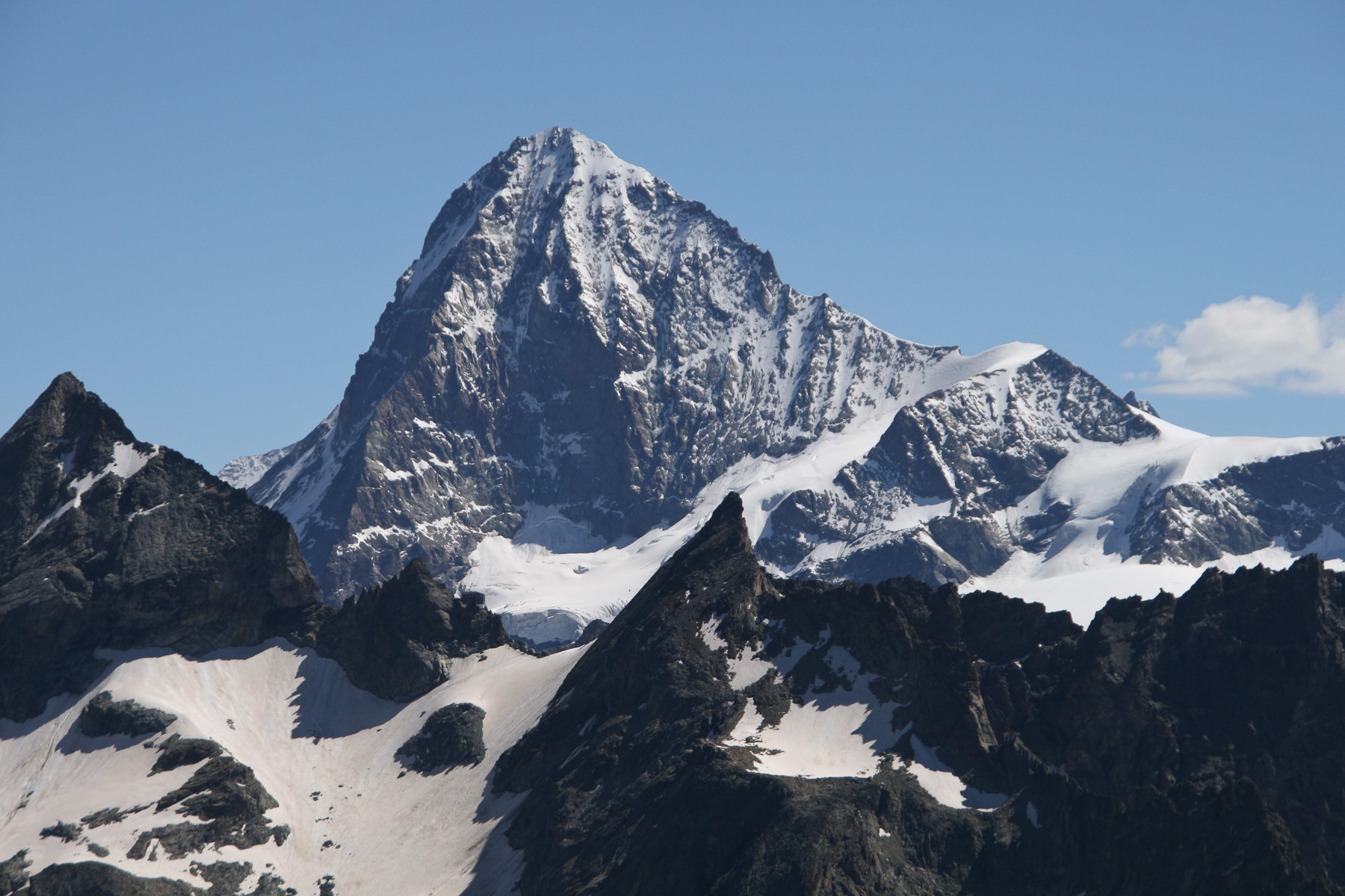 darunter Col de Bertol (3.268 m) mit gleichnamiger Cabane (3.311 m).