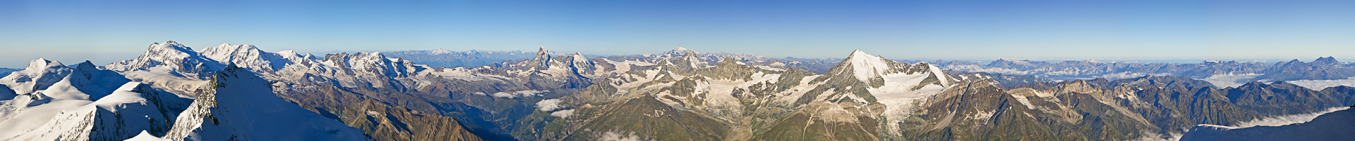 Gipfelpanorama: Walliser Alpen mit Cima Argentera, Monte Viso und Gran Paradiso.