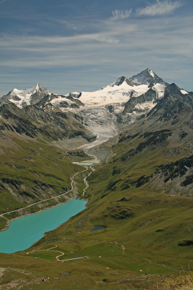 im Abstieg: Obergabelhorn, Dent Blanche und Lac de Moiry.