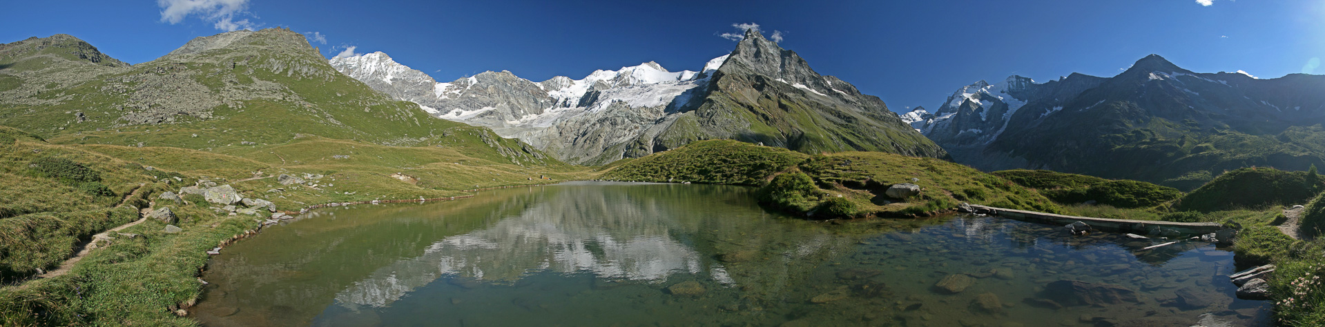 Weisshorn, Zinalrothorn und Besso spiegeln sich im Lac d'Ar Pitetta.