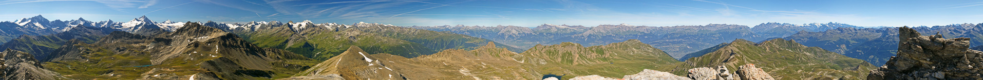360°-Gipfelblick mit den Walliser und Berner Giganten.