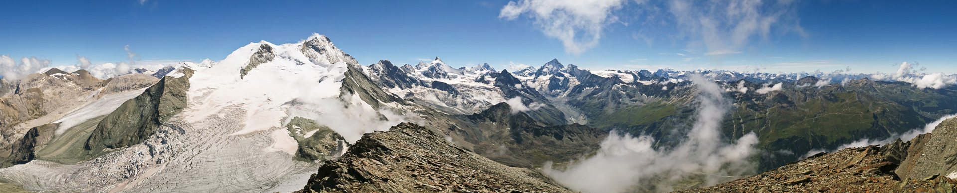 Majestätisches Weiss - Blick über die Walliser Alpen.