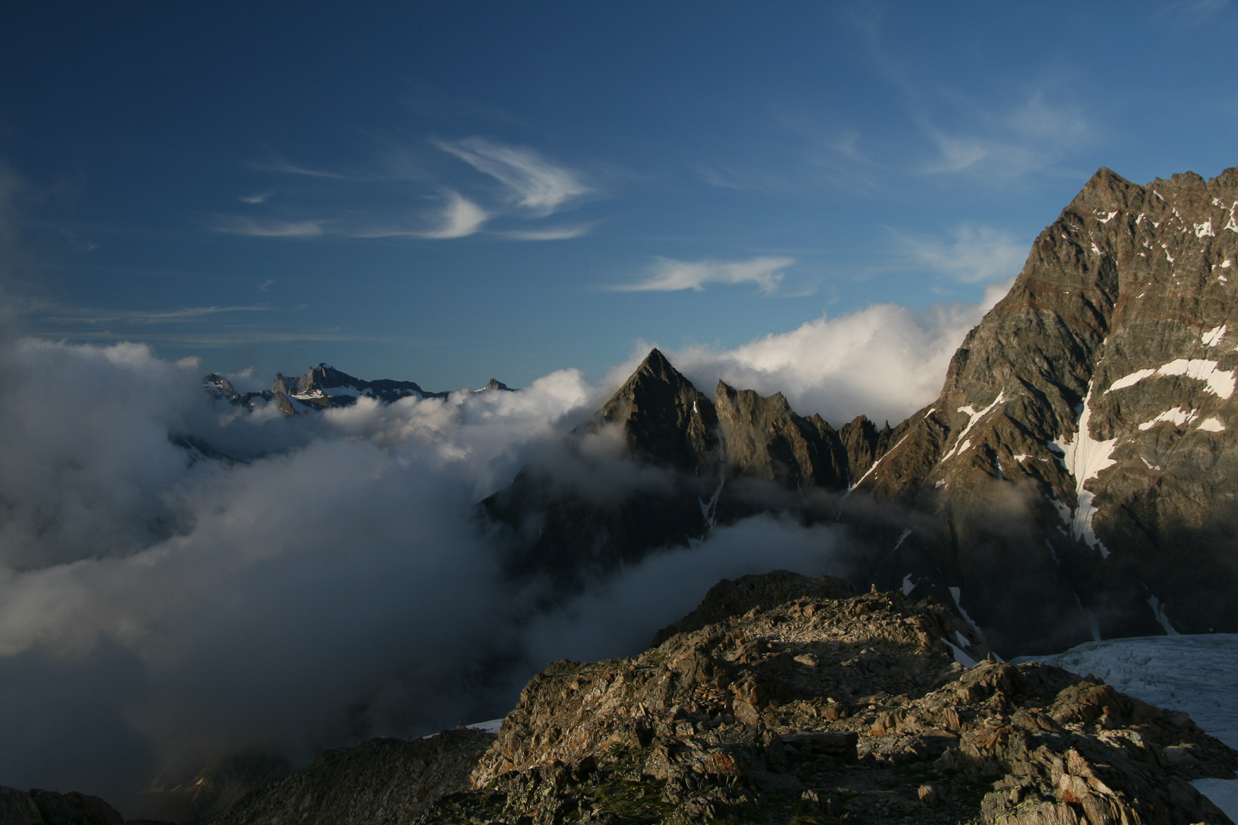 dahinter links erhebt sich Gross Spannort (3.198 m) - links das Chli Sustenhorn (3.318 m).