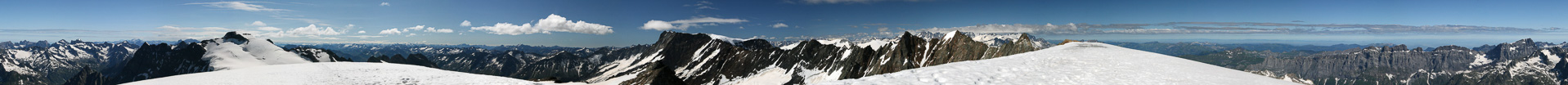 Gipfelpanorama mit Blick zur Bernina und zu den Walliser Bergen.