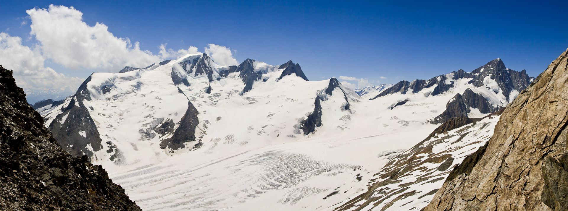 Über dem Fieschergletscher thront das Gross Wannenhorn (3.905 m) und das Gross Grünhorn (4.044 m).