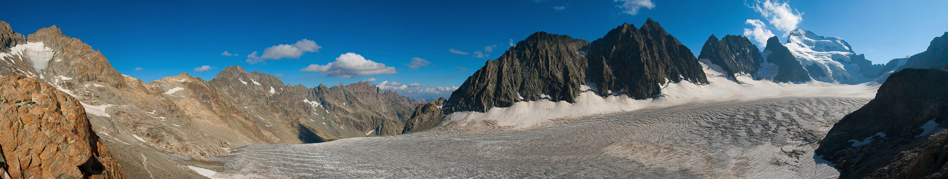 Wunderbares Hüttenpanorama über dem Glacier Blanc.