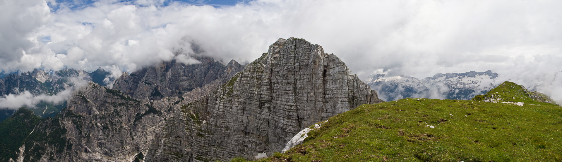 Blick zu Monte Zabus und Montasch (in Wolken).
