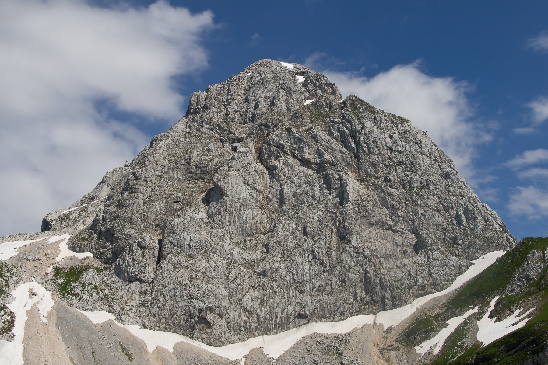 Der slowenische Klettersteig verläuft von unten links nach oben rechts.