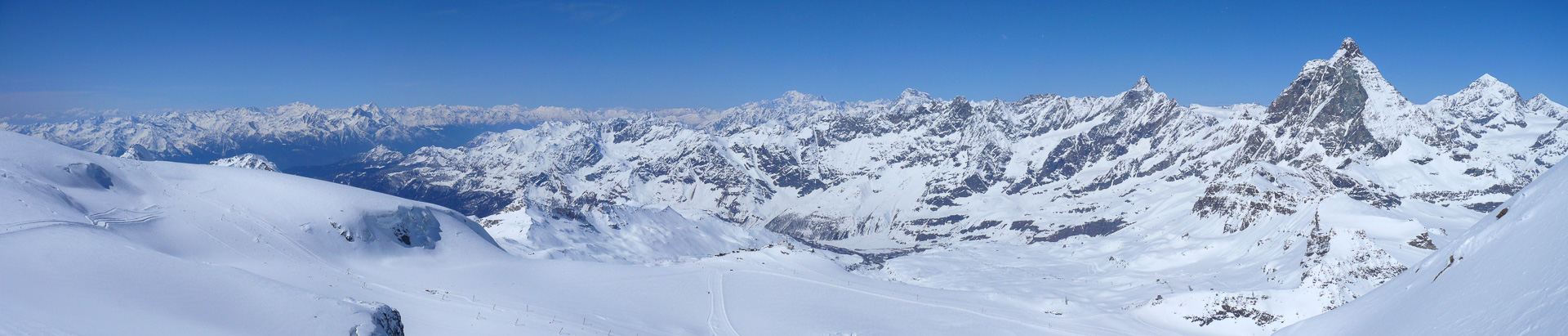 Vom Klein Matterhorn: Gran Paradiso, Mont Blanc und Grand Combin in der Ferne.