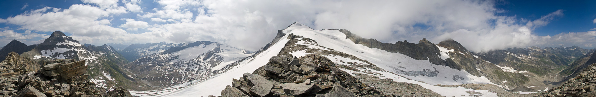 Rückblick zum Gipfel; auf den Seiten das Ursprungtal und der Läntagletscher.