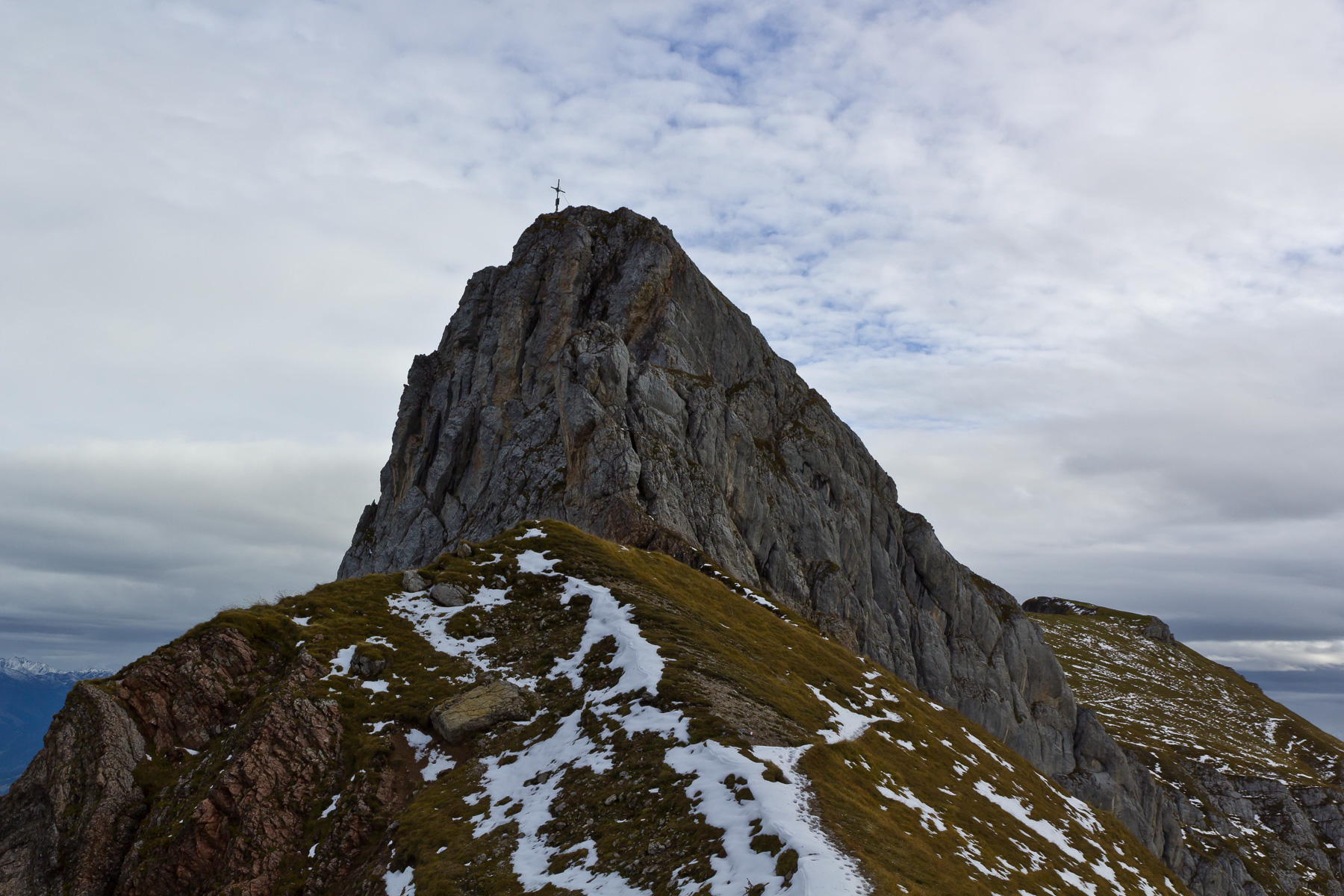 Stolzer Gipfel mit Klettersteig voraus.