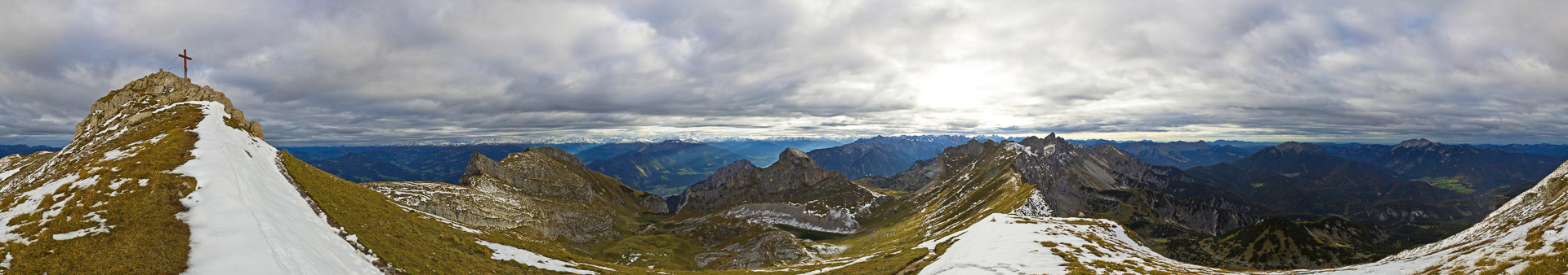 Links die Rofanspitze, in der Mitte Haidachstellwand, Karwendel und Hochiss, rechts der Guffert.
