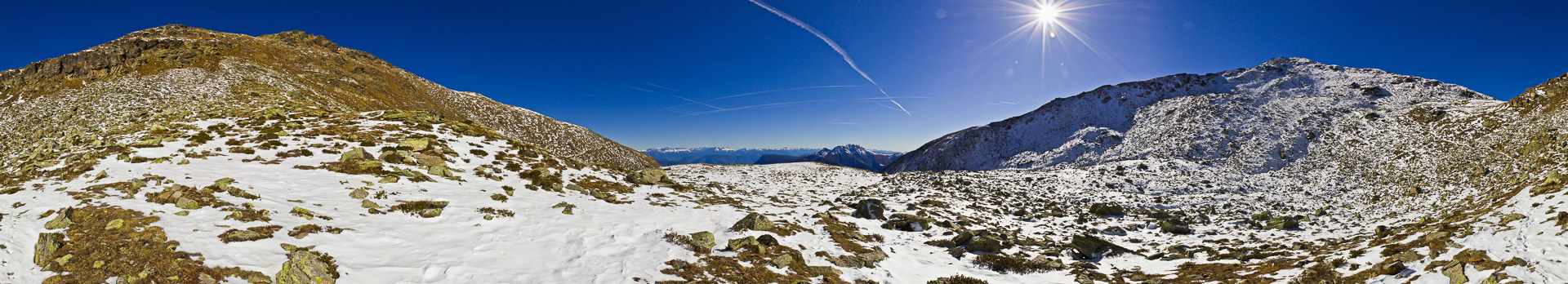 Rechts der Naturnser Hochwart und in der Mitte die Dolomiten.