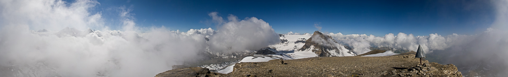 Gipfelpanorama mit Wolken.