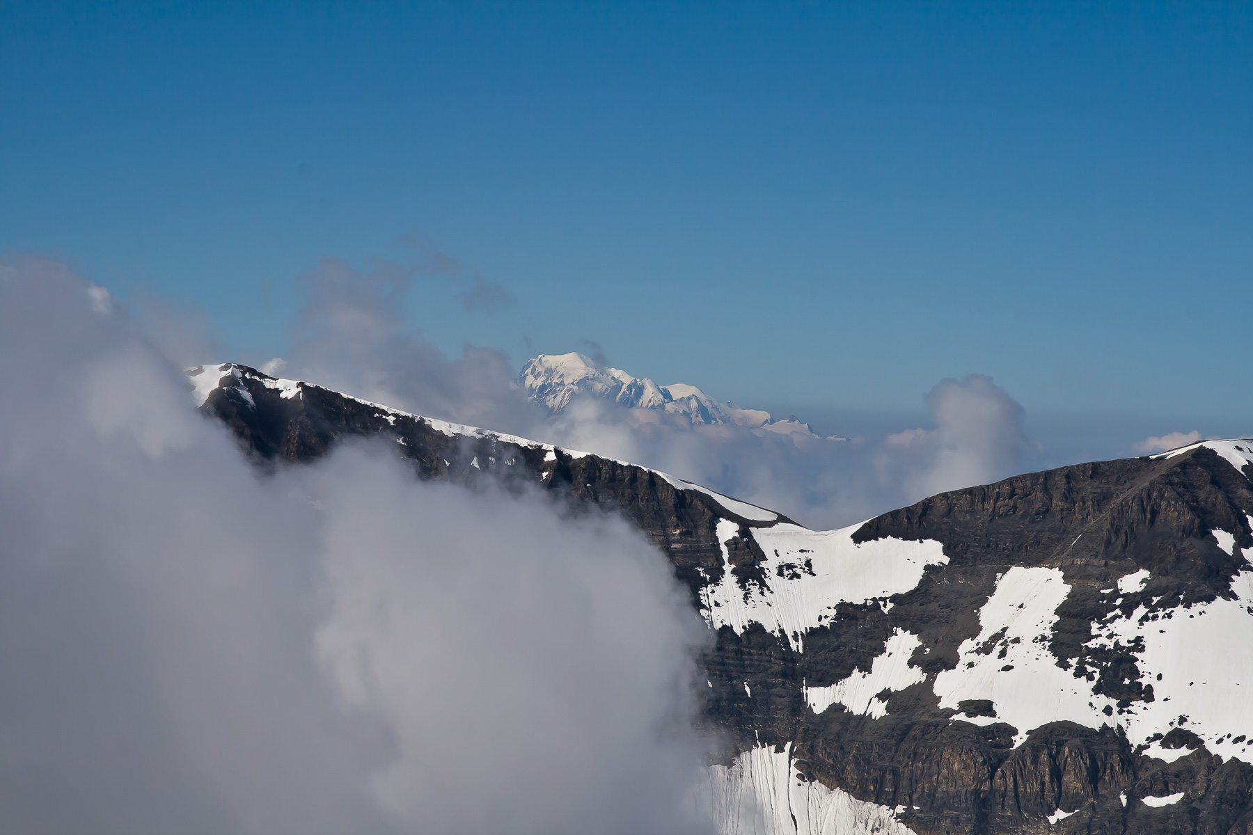 In der Ferne zeigt sich der Mont Blanc.