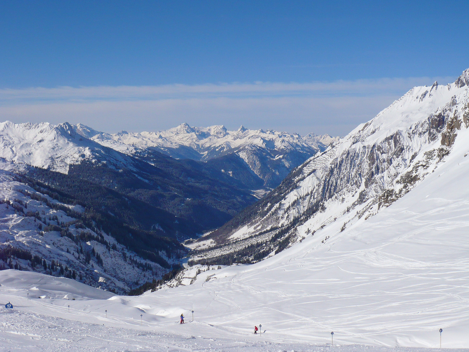 Über die Blaue 17 und Vorarlberg geht der Blick hinaus auf die Schesaplana.