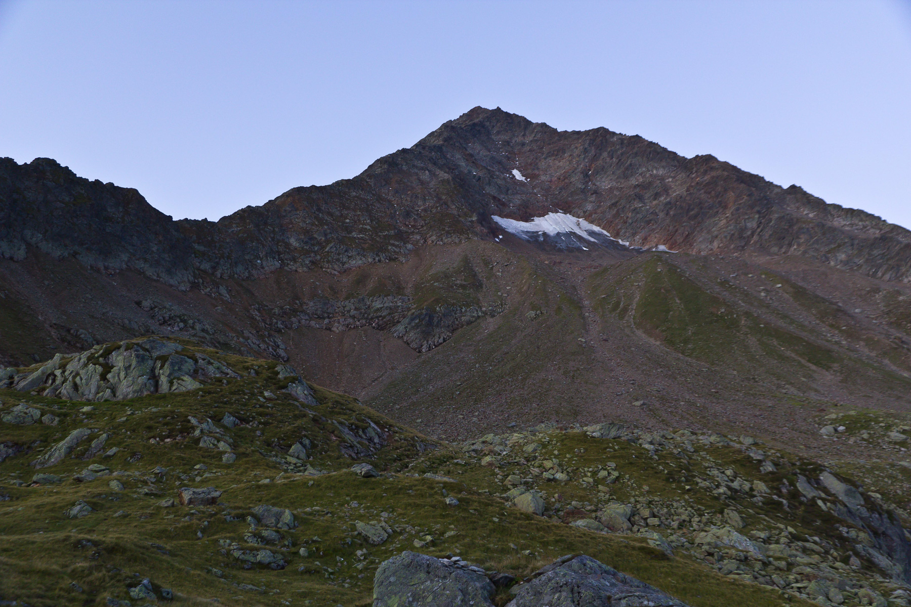 Morgendlicher Blick zum Gipfelziel; der Nordostgrat ist links zu sehen.