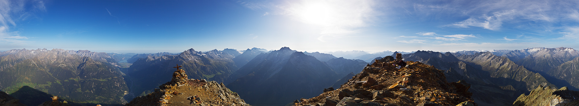 Gipfelpanorama mit weit schweifendem Blick über die Urner und Glarner Alpen.