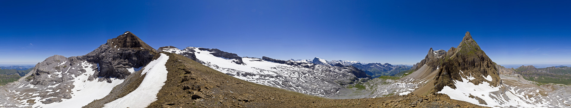 Aussichtsreich gelegener Übergang zwischen Engelberger Rotsock und Ruchstock; in der Bildmitte Titlis und die Berner Alpen.