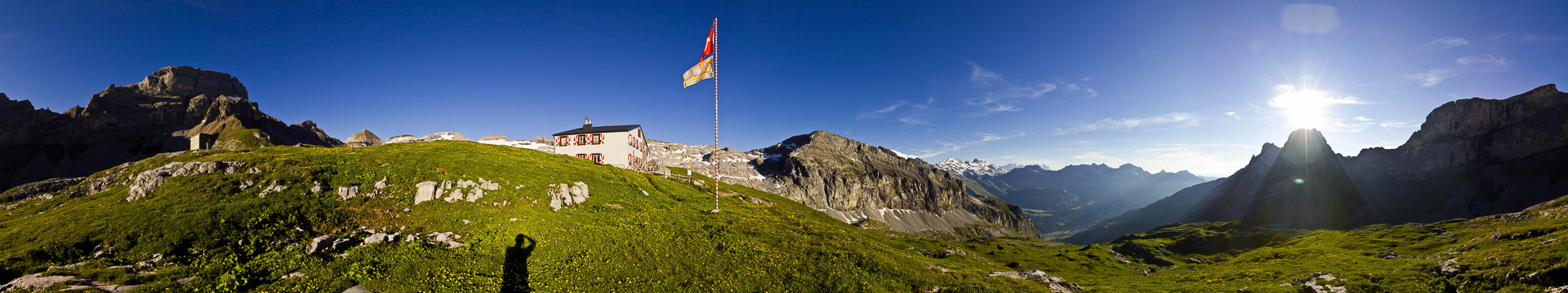 Im Hintergrund Engelberger Rotstock und Wissigstock; auf der anderen Seite die Berner Alpen.