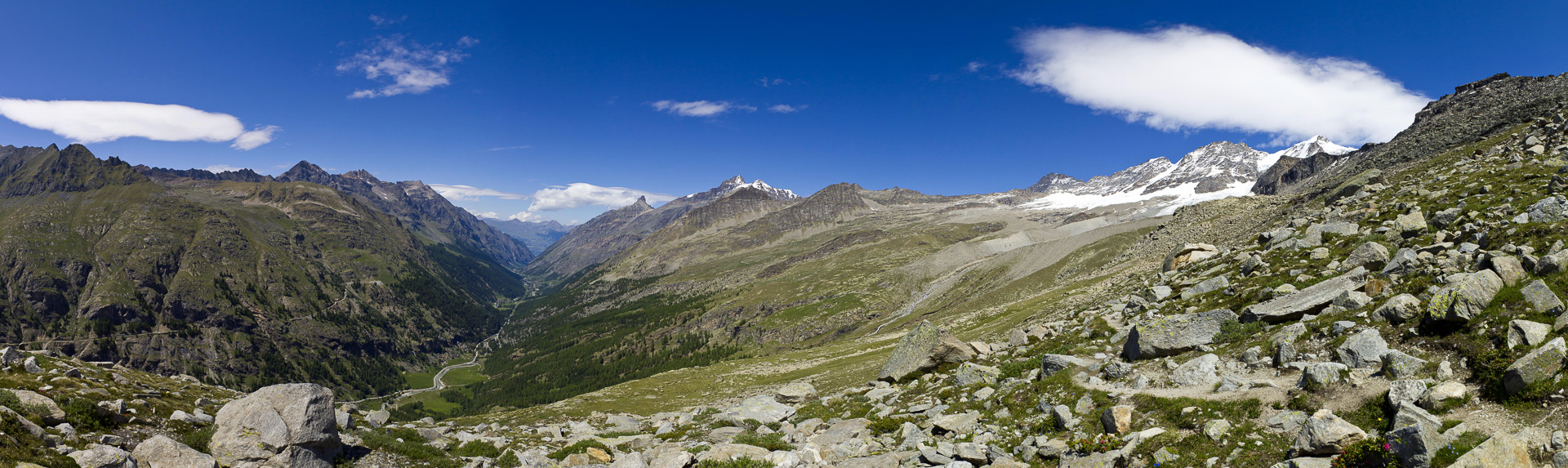 Der Blick weitet sich über das Valsavarenche zur Grivola und zu den zentralen Bergen der Paradiso-Gruppe.