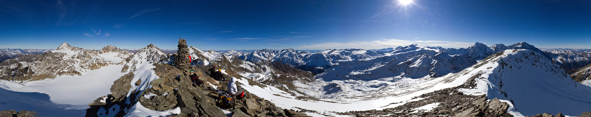 Auch das Gipfelpanorama besicht mit Nah- und Fernblicken: Laaser Ferner, Dolomiten, Cevedale, Königspitze, ...