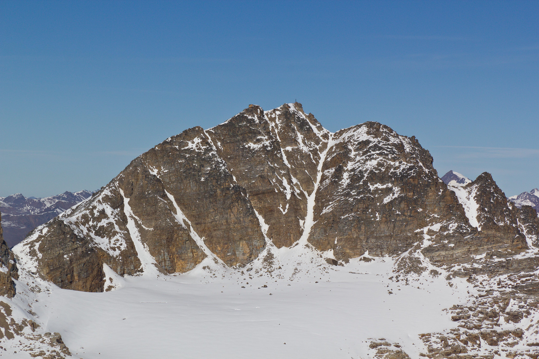 Die unnahbare Südwand und das riesige Gipfelkreuz.
