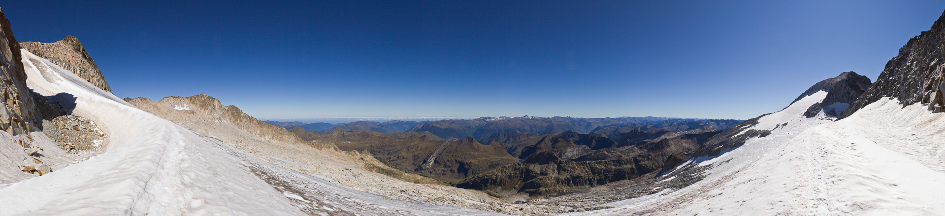 Statt eines Gipfelpanoramas das Teilpanorama über den größten Pyrenäen-Gletscher.