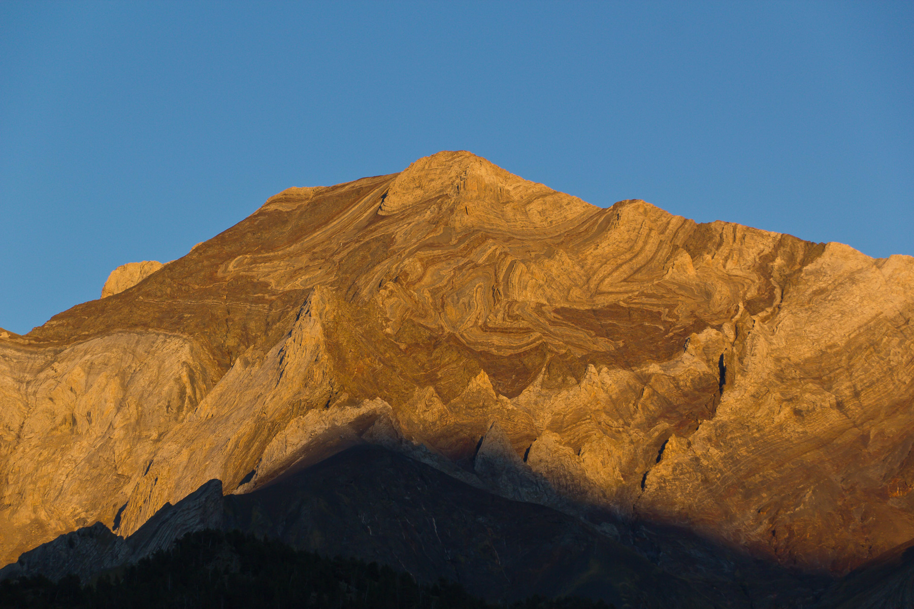 Der zweithöchste Pyrenäen-Gipfel brennt in der Abendsonne.