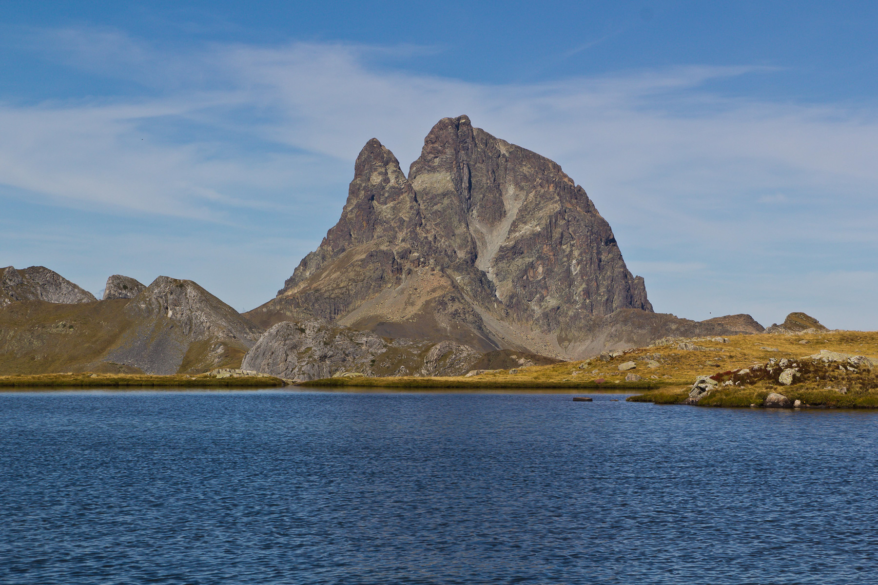 Der berühmte Blick zeigt den schönen Berg über dem idyllischen See.