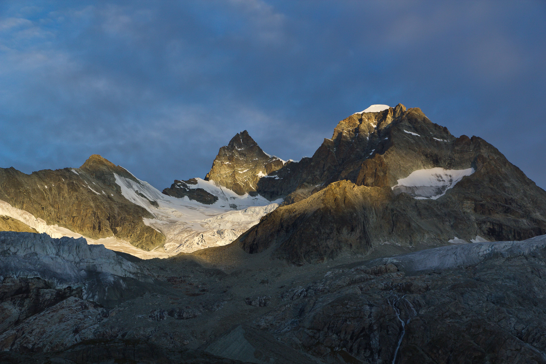 Davor der Gabelhorn Gletscher.