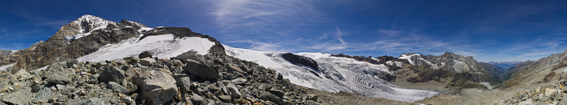 Die Dent Blanche zeigt sich erstmalig im Aufstieg oberhalb der Alp Bricola.