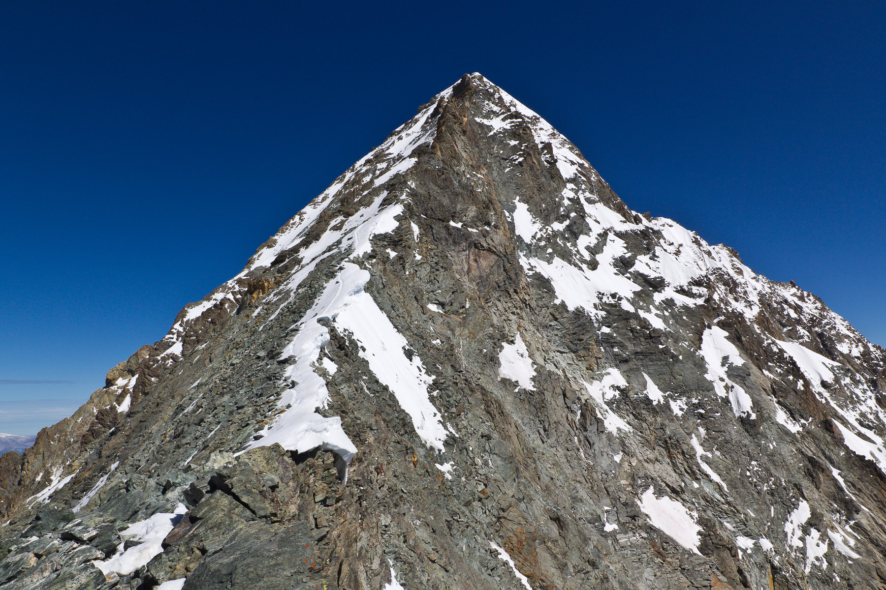 Dent Blanche (4.357 m) und der Wandfluegrat, über den die Normalroute führt.