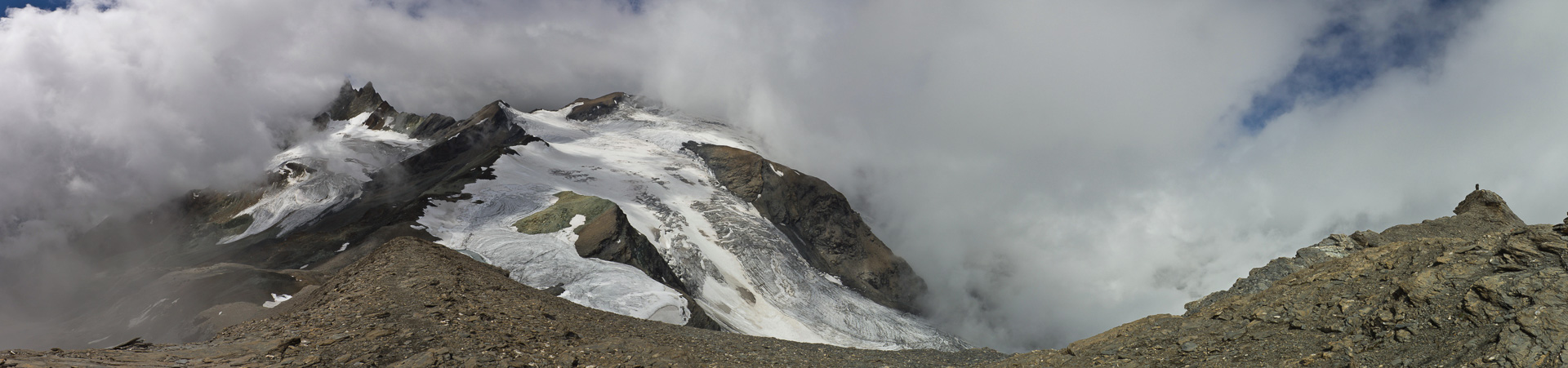 Kalt und in Wolken unser erster Gipfel - die Aussicht reichte nur bis zur Pointe de Vouasson.