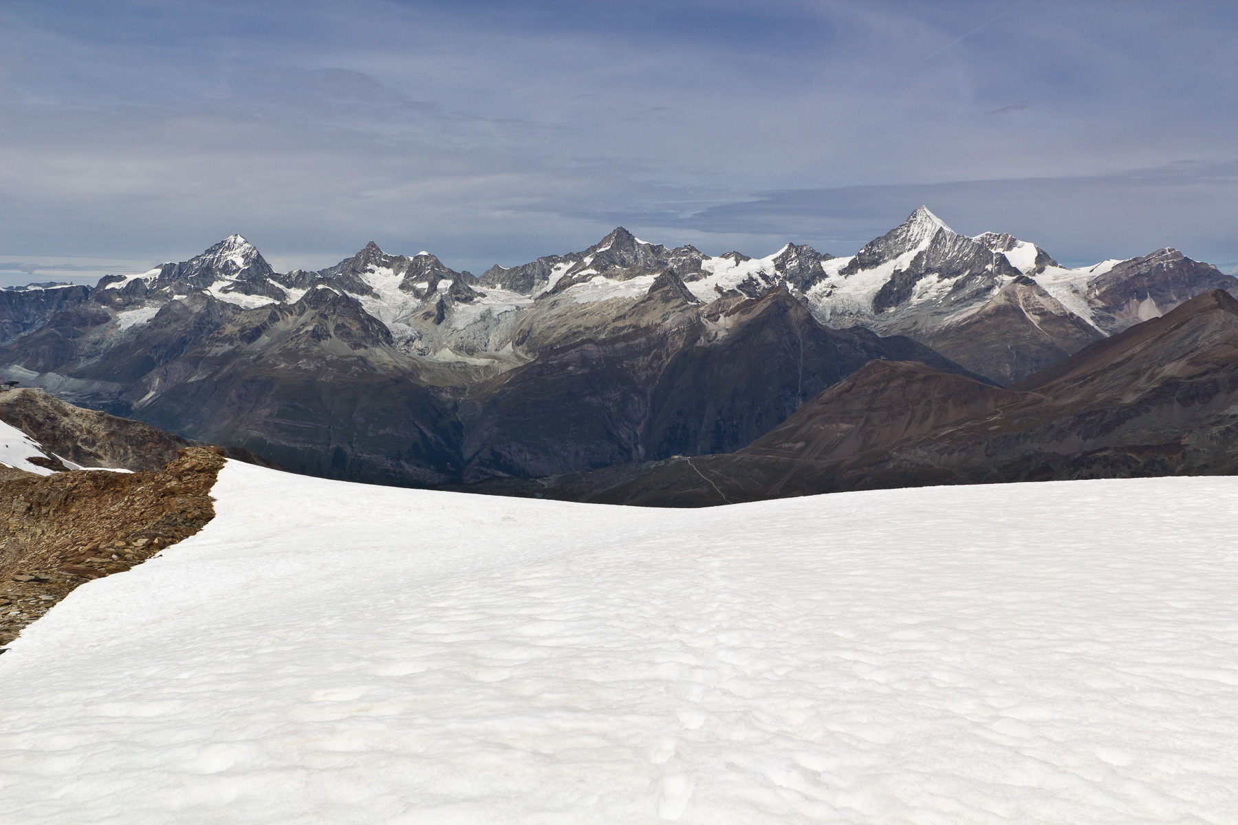 Dent Blanche (4.357 m), Obergabelhorn (4.063 m), Zinalrothorn (4.221 m) und Weisshorn (4.505 m).