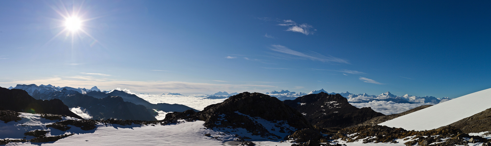 Die Aussicht wird frei und über dem Wolkenmeer erheben sich die Berner und Walliser Alpen.
