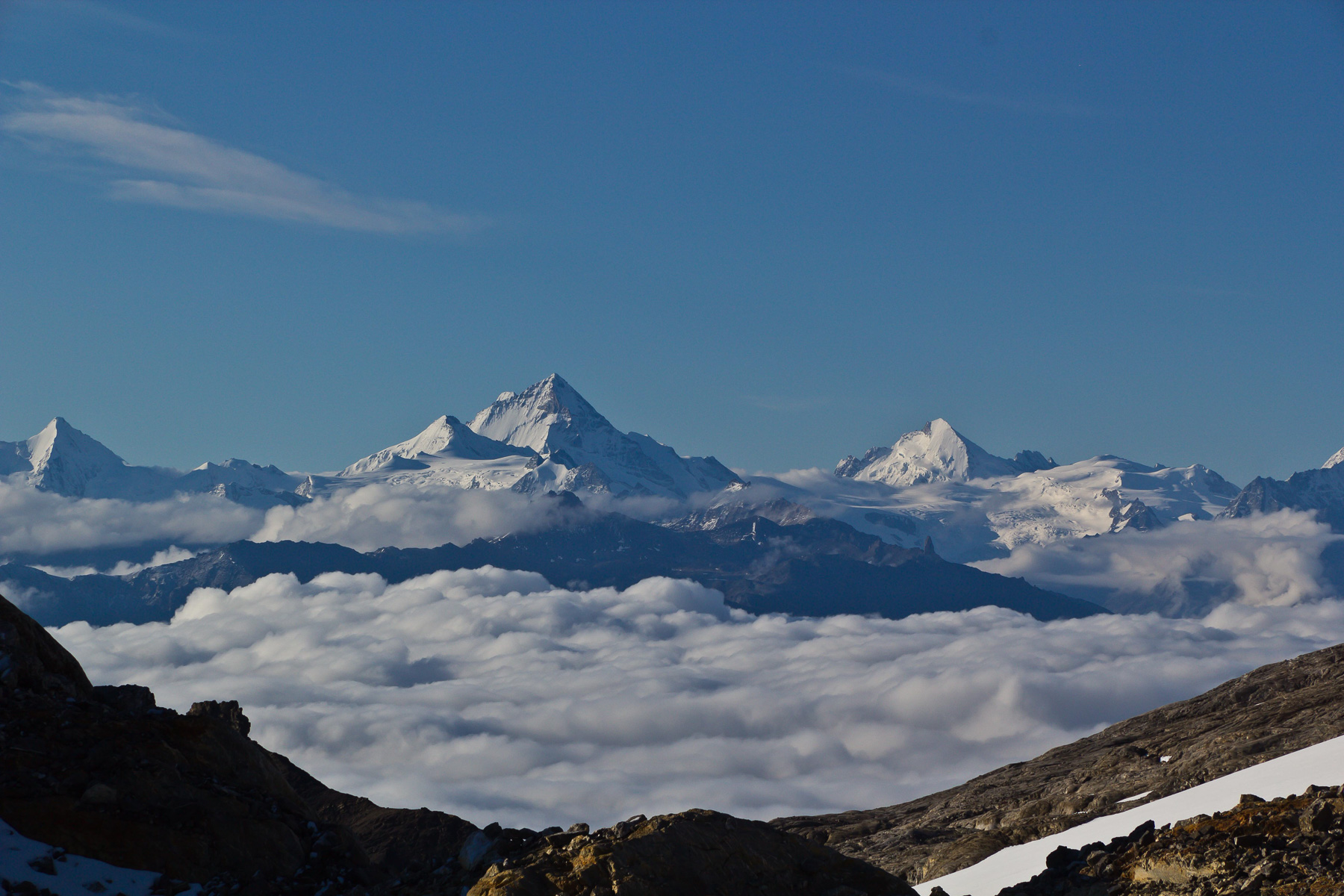 links Obergabelhorn (4.063 m), rechts Dent d'Hérens (4.171 m), davor Grand Cornier (3.962 m).