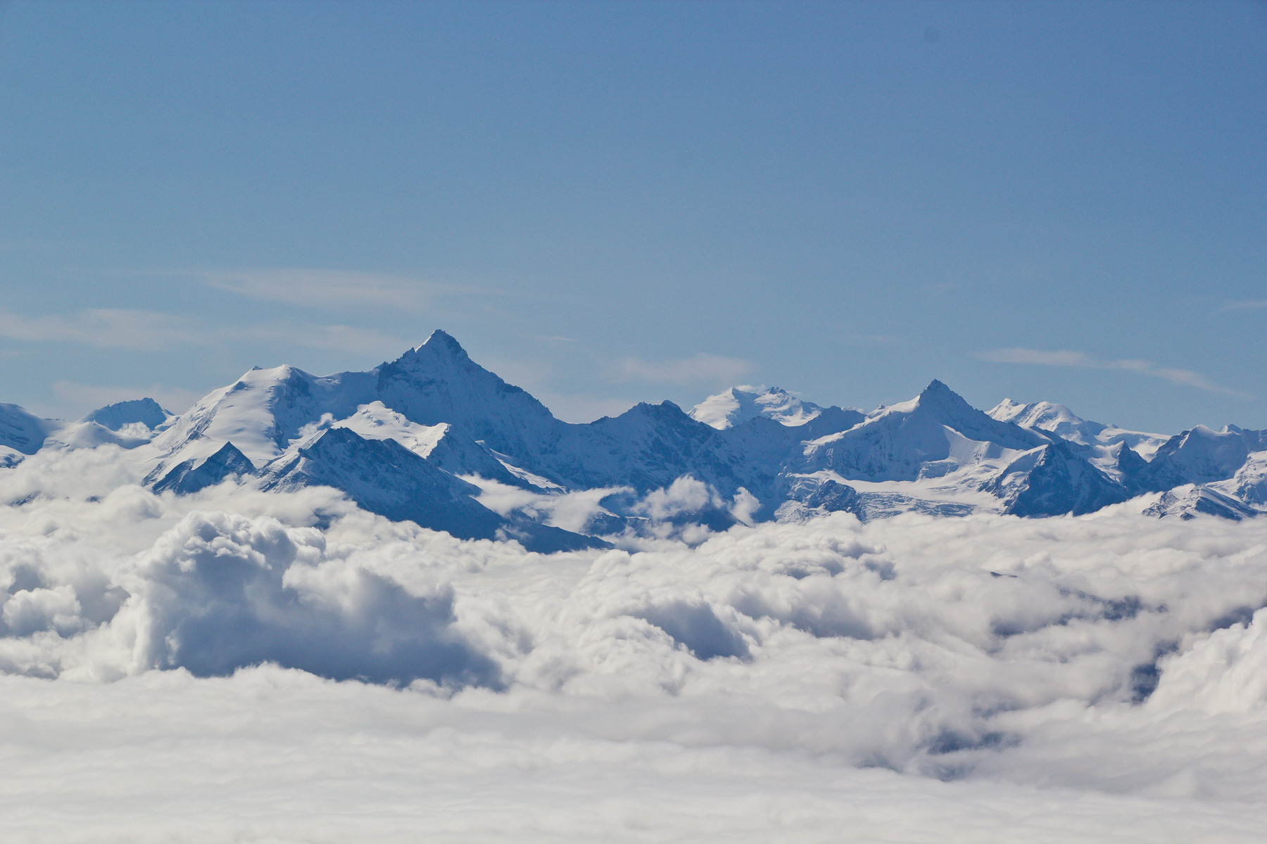 Beeindruckend Weisshorn (4.505 m) und Zinalrothorn (4.221 m) - dahinter der Monte Rosa (4.634 m).