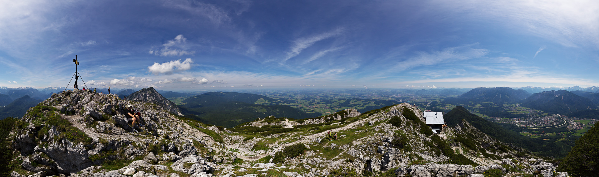 Trotz leichtem Dunst eine beeindruckende Schau über das Chiemgau und die Chiemgauer Alpen.