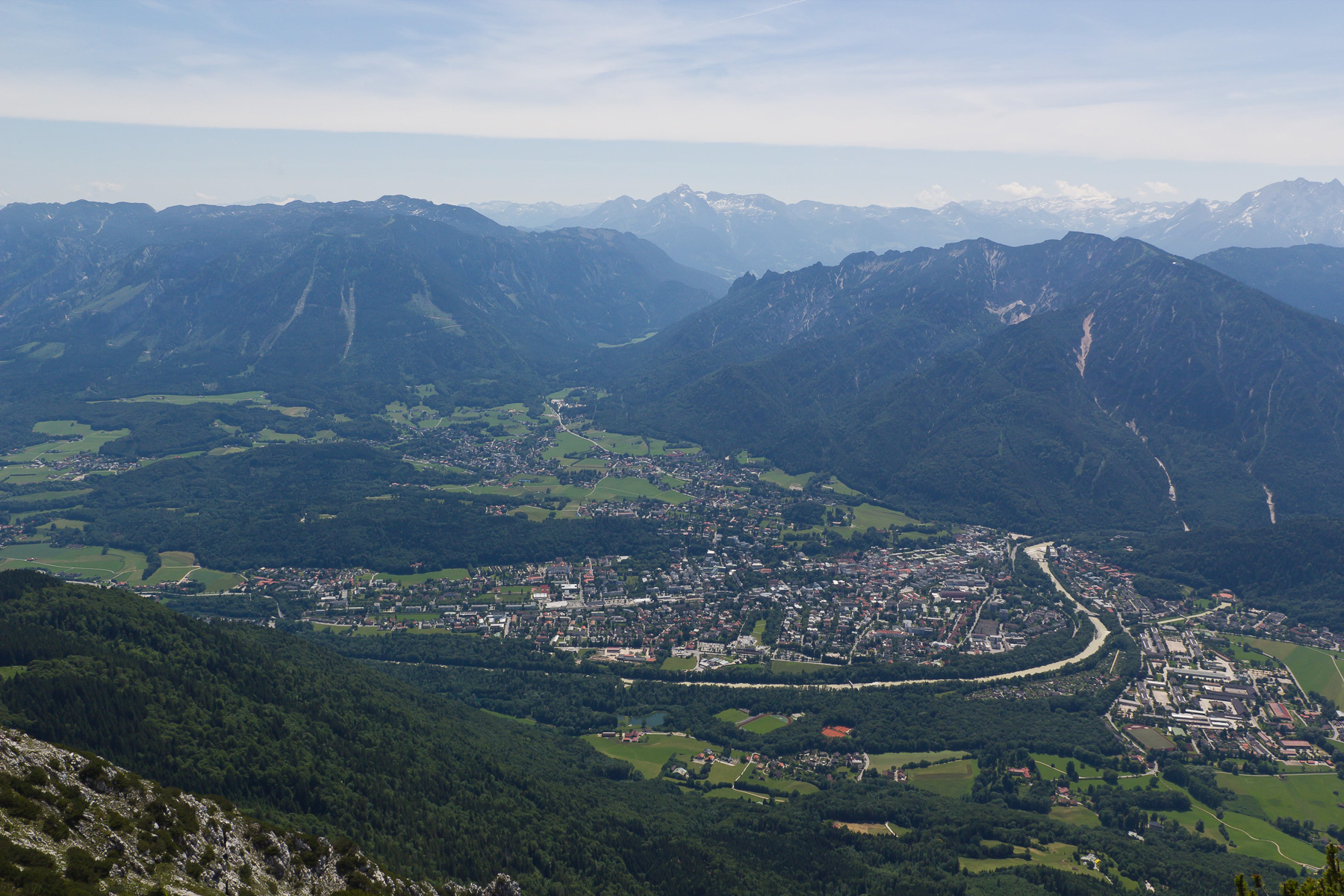 Tiefblick vom Gipfel mit Untersberg und Lattengebirge.