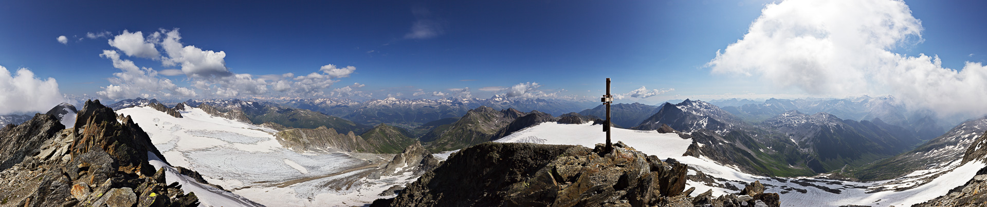Wunderbarer Gipfel mit prächtigem Panorama: Tödi, Terri, Rheinwaldhorn. Der Rest versinkt im Dunst und in Wolken.