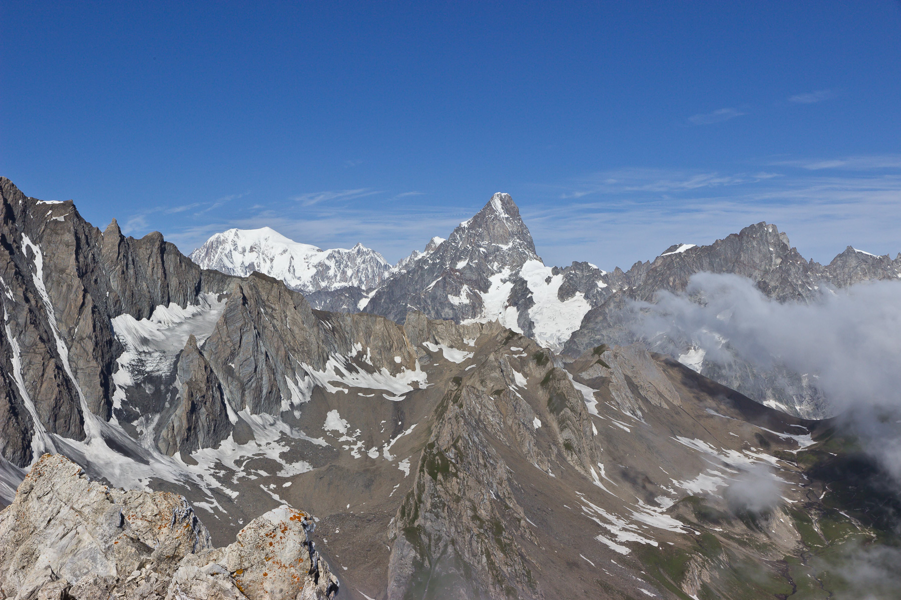 Kurz vor den Nebeln: Blick zum Mont Blanc und Grandes Jorasses.