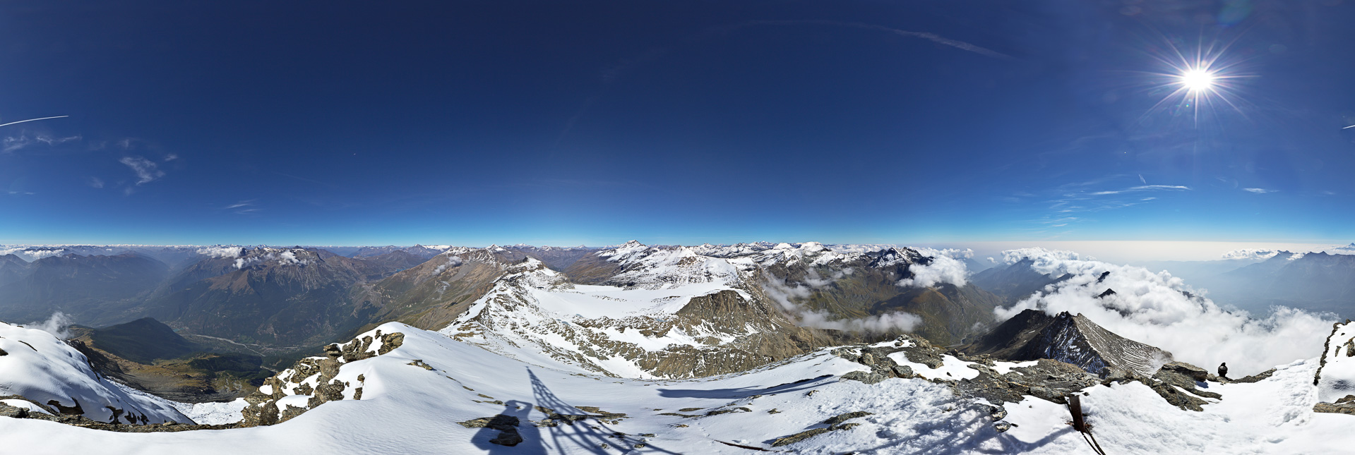 Ein Panorama ohne Gipfelmadonna mit Tiefblicken und Fernsicht zur Dauphiné, Monte Viso und den Walliser Alpen.