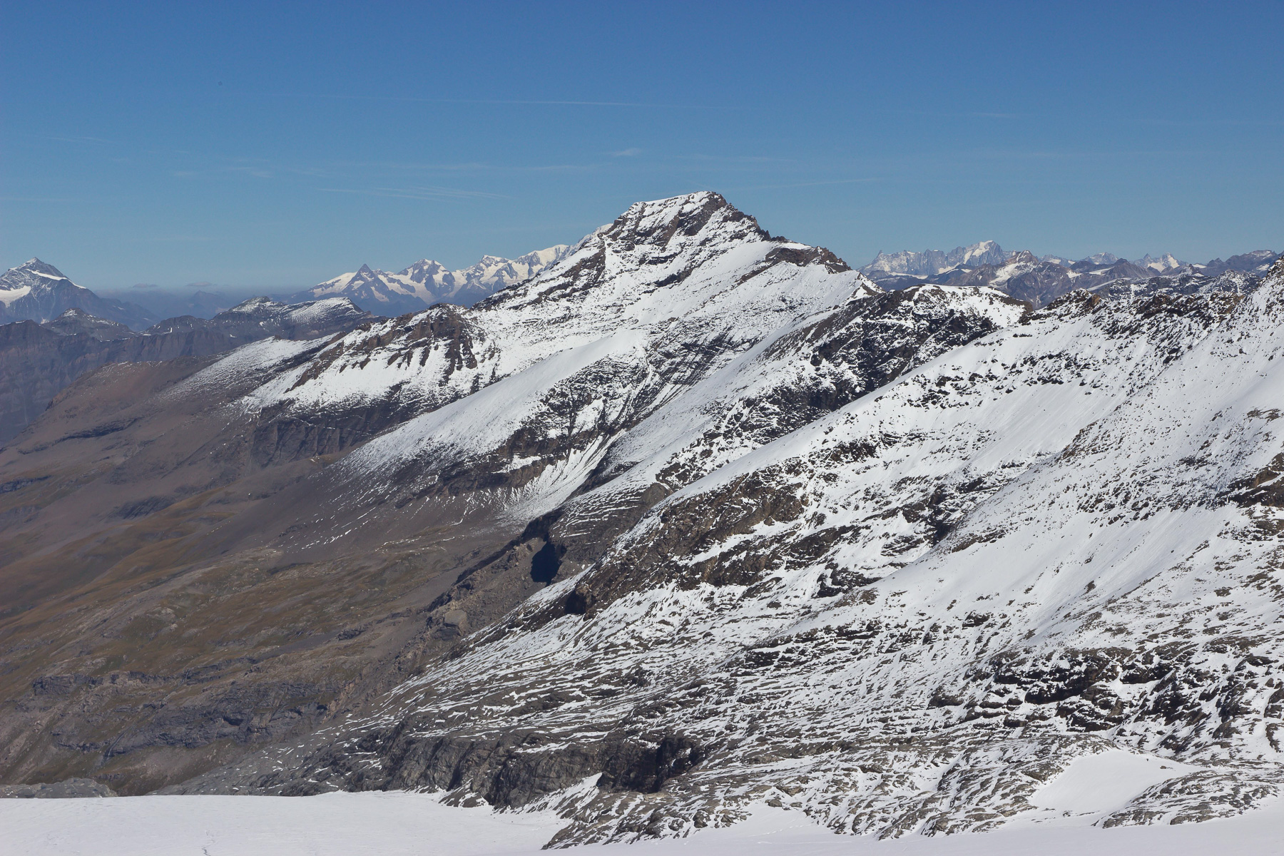 Dahinter versteckt sich der Mont Blanc; rechts davon der Gran Paradiso.