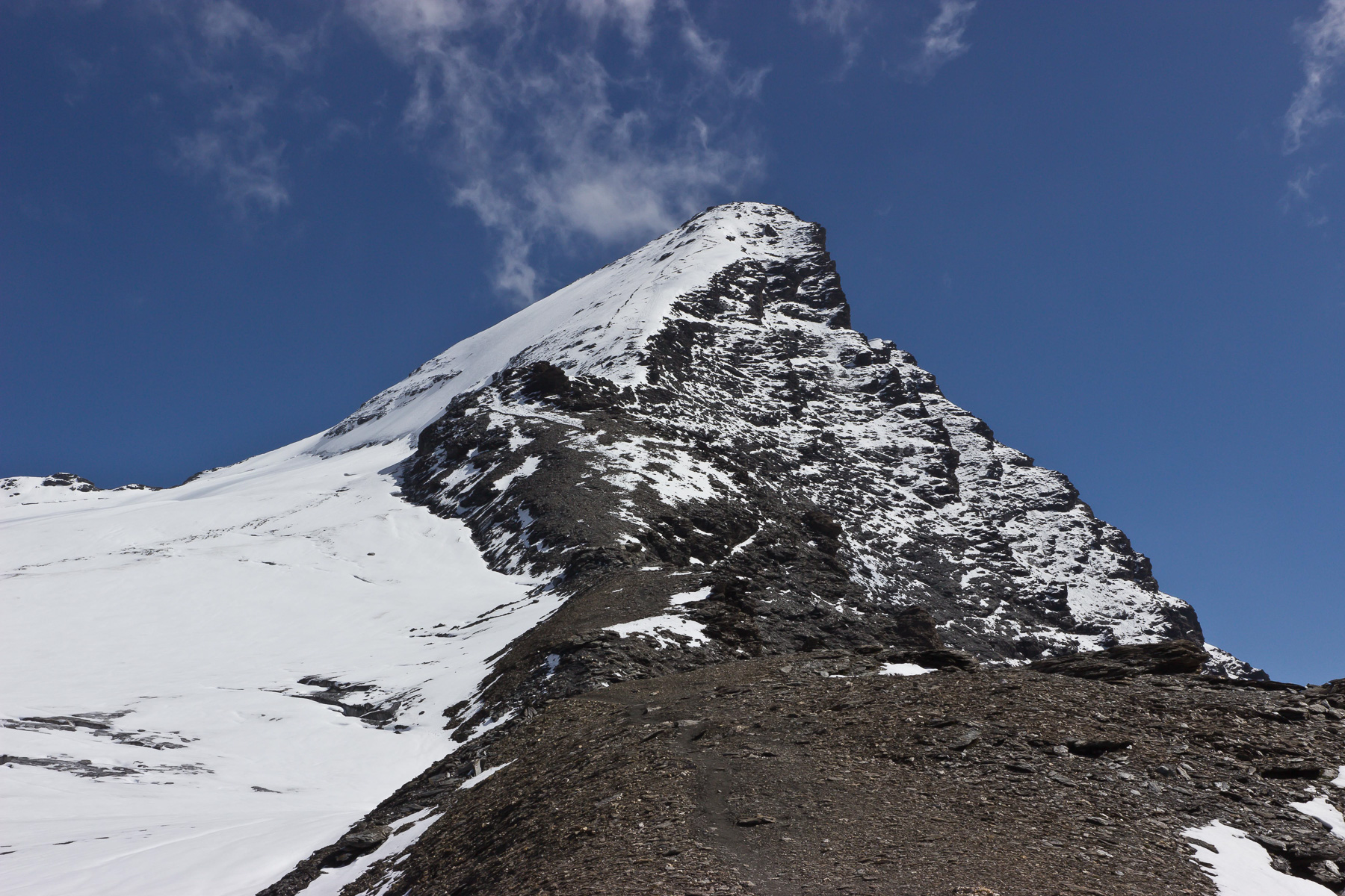 Vom langgezogenen Grat aus betrachtet zeigt sich auch der Gipfelhang so steil, wie er wirklich war.
