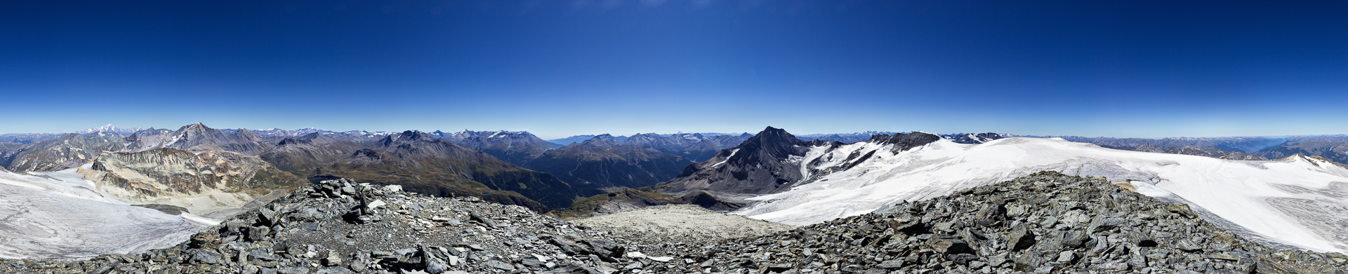 Umfassendes Gipfelpanorama von Mont Blanc über Walliser Alpen zu den Bergen der Vanoise mit Dent Parrachée und der Dauphiné.