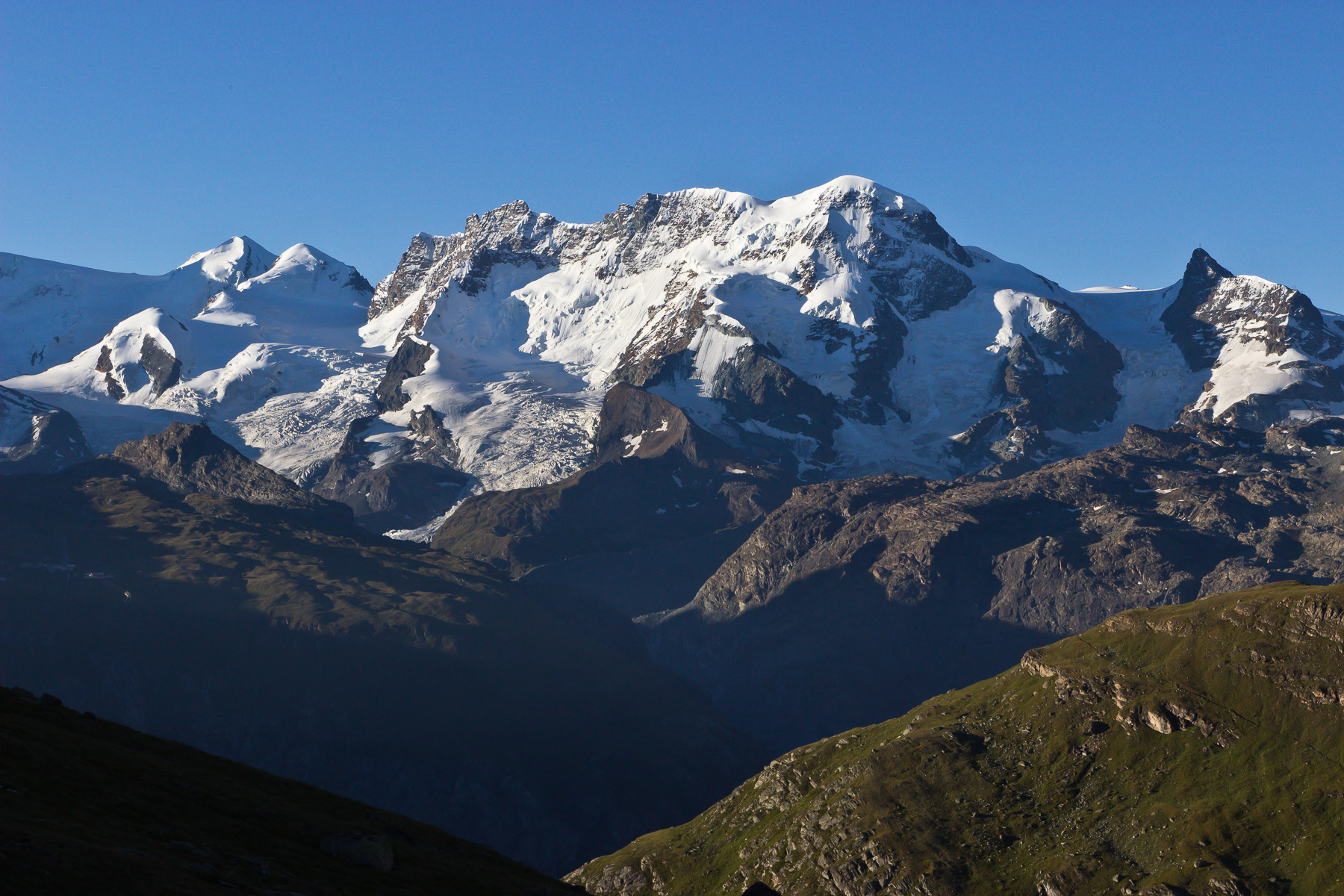 in der Morgensonne - mit Castor und Pollux links und Klein Matterhorn rechts.