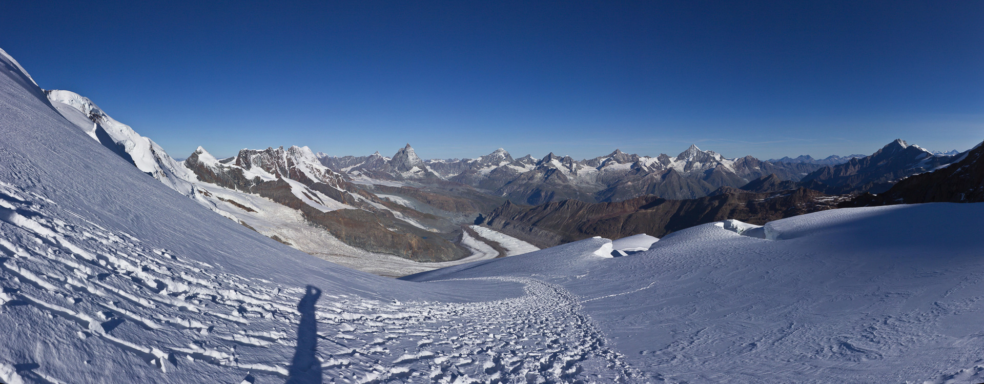 Die Zermatter Berge - und zu Füßen der gewaltige Grenzgletscher, der in den Gornergletscher übergeht.