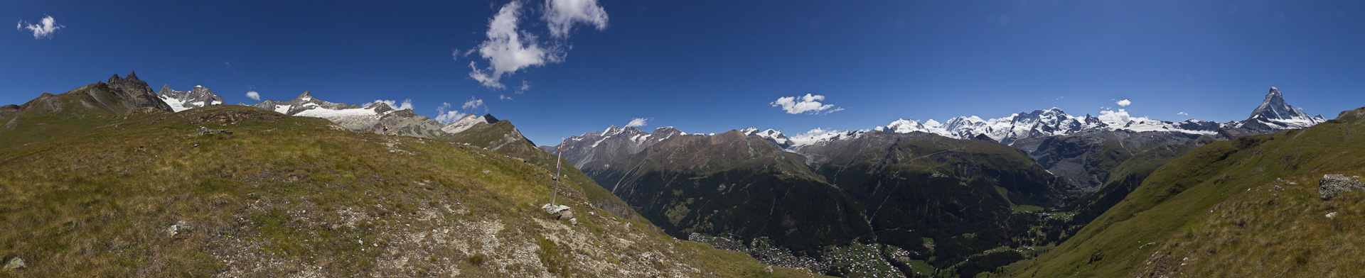 Schönes Panorama mit Tiefblick auf Zermatt und seinen umgebenden Bergen.